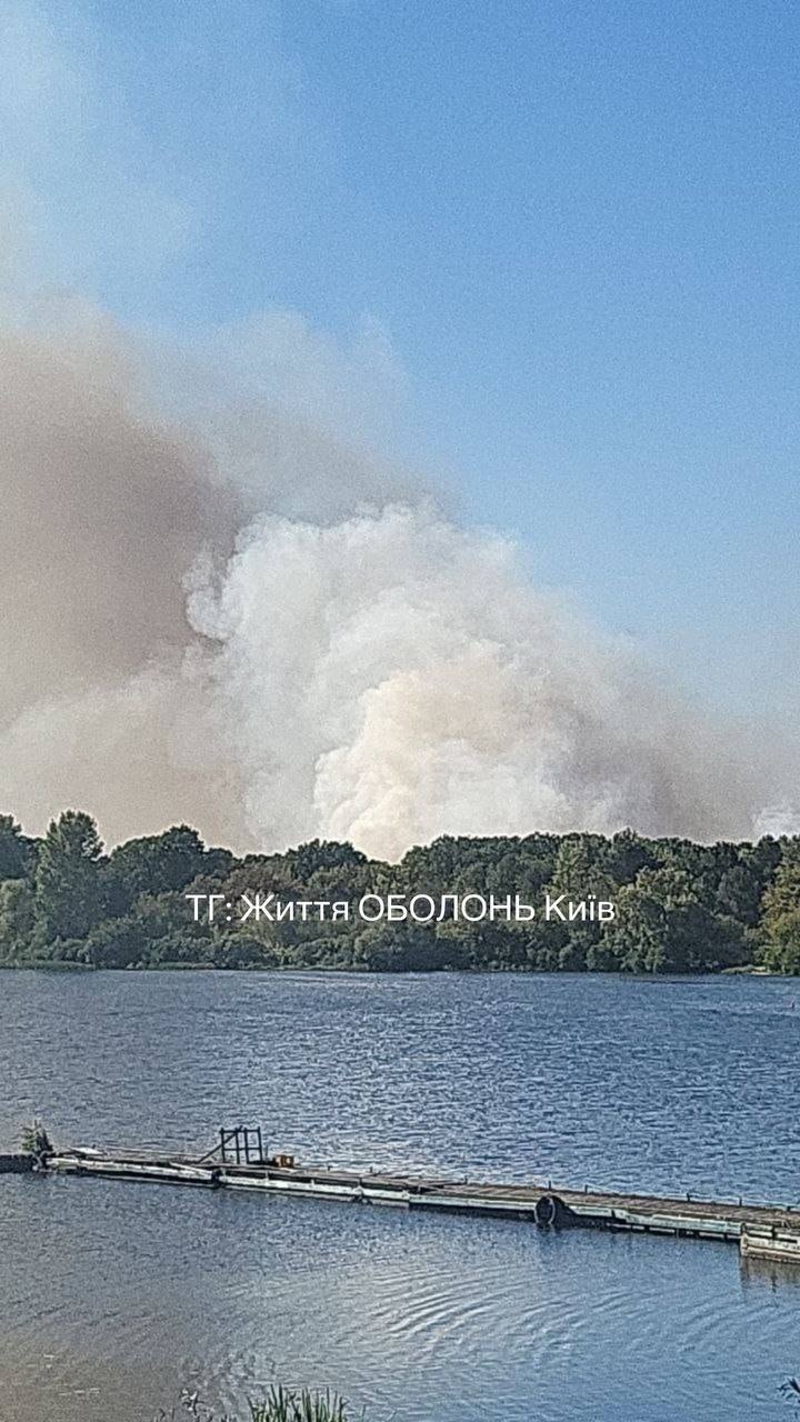 У Києві на Оболоні сталася масштабна пожежа: дим було видно у кількох районах. Фото і відео