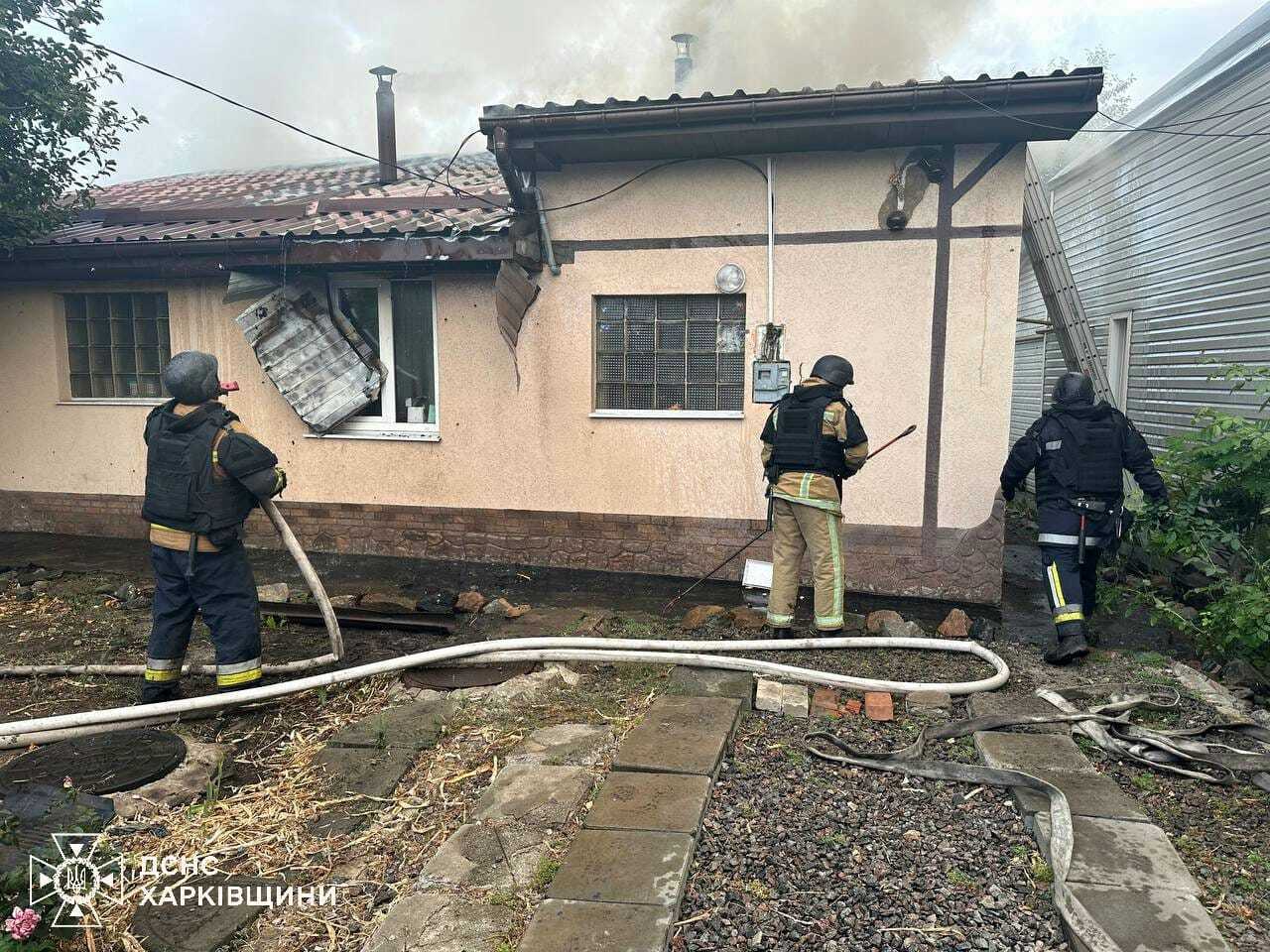 Российские оккупанты ударили по Дергачам на Харьковщине: огонь накрыл частные дома, погибла женщина, есть пострадавшие