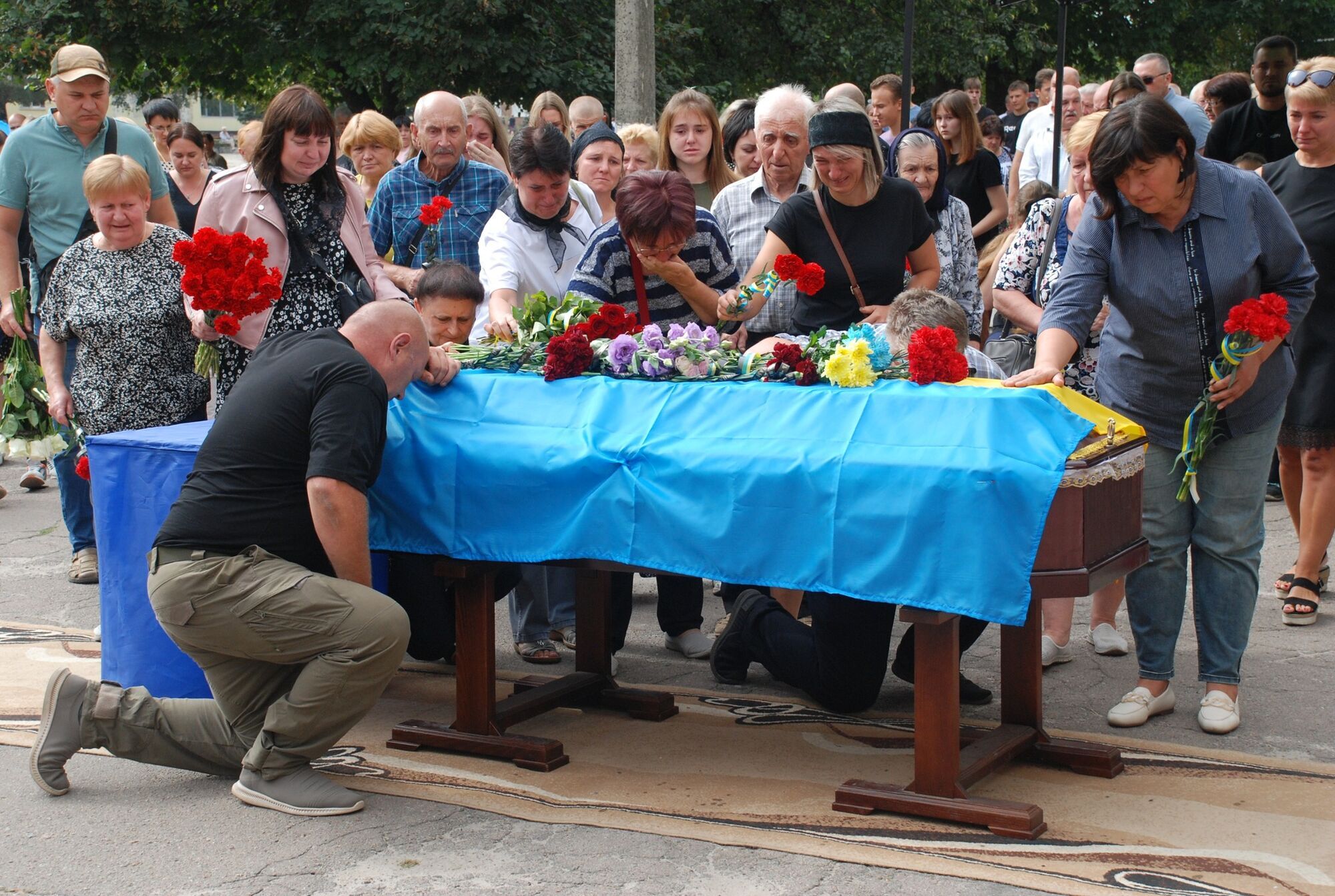 Без вагань пішов на фронт добровольцем: на Сумщині попрощалися з воїном, який загинув у боях за Україну. Фото 