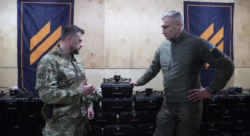 Кличко зустрів Новий рік із захисниками України на фронті та передав їм чергову партію допомоги від Києва. Відео