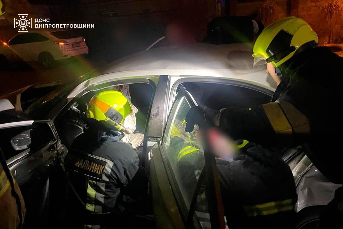 Женщин зажало в салоне: в Днепре столкнулись два автомобиля, на месте работали медики и спасатели. Фото