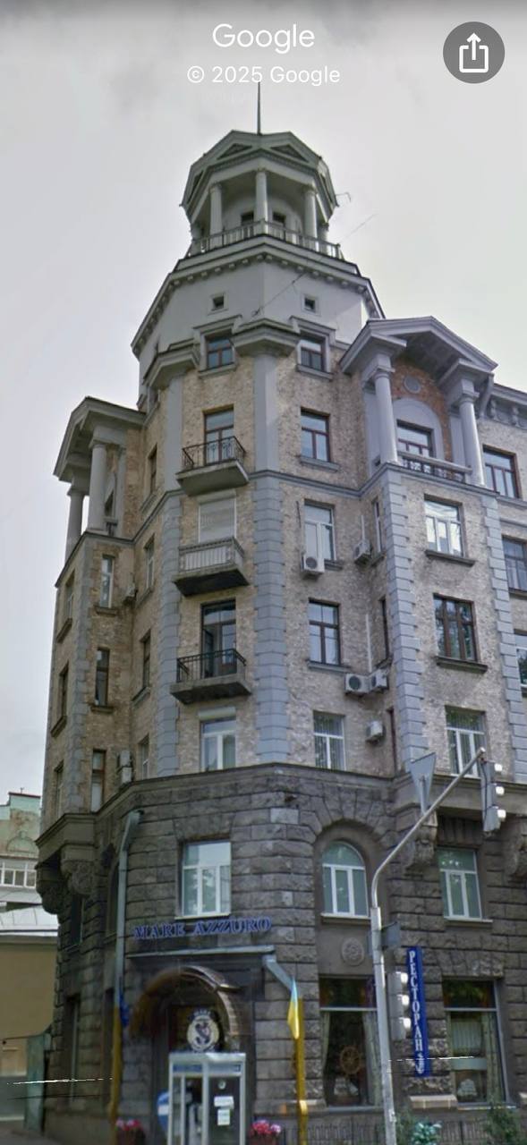 Знищено вежу та два поверхи: у Києві російський дрон пошкодив будинок 1930-х років. Фото dkidzkiqruiqhhhab