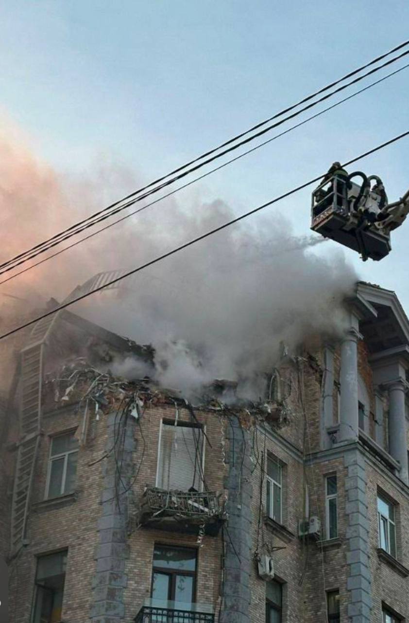 Знищено вежу та два поверхи: у Києві російський дрон пошкодив будинок 1930-х років. Фото