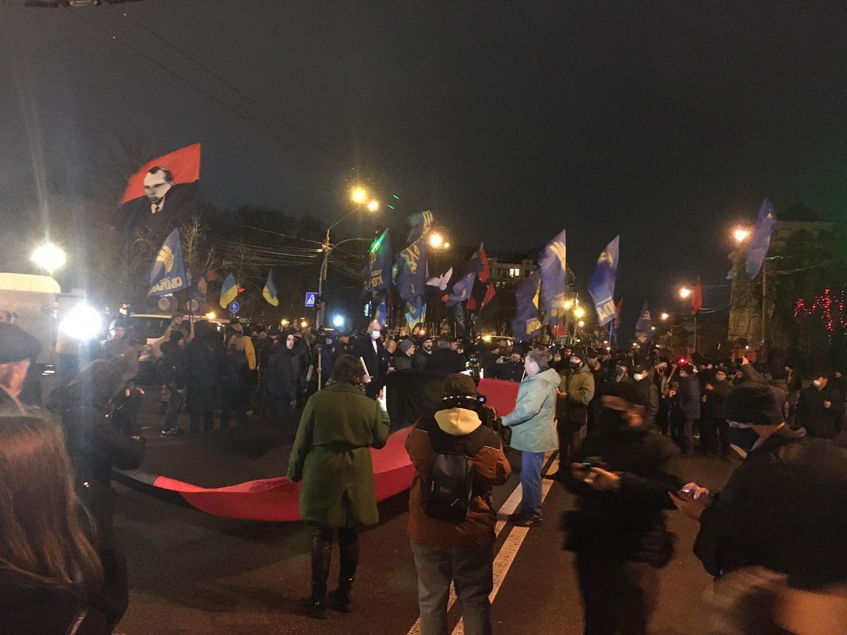 Во Львове у памятника Степану Бандере состоялось памятное вече: люди несли с собой цветы и флаги. Фото и видео