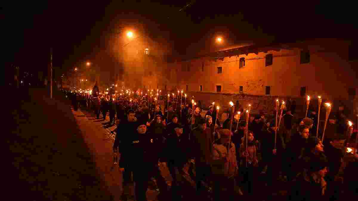 Во Львове у памятника Степану Бандере состоялось памятное вече: люди несли с собой цветы и флаги. Фото и видео