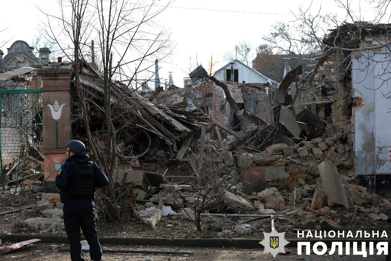 Росіяни завдали потужного авіаудару по Херсону: пошкоджено 39 будинків, багато постраждалих. Фото та відео