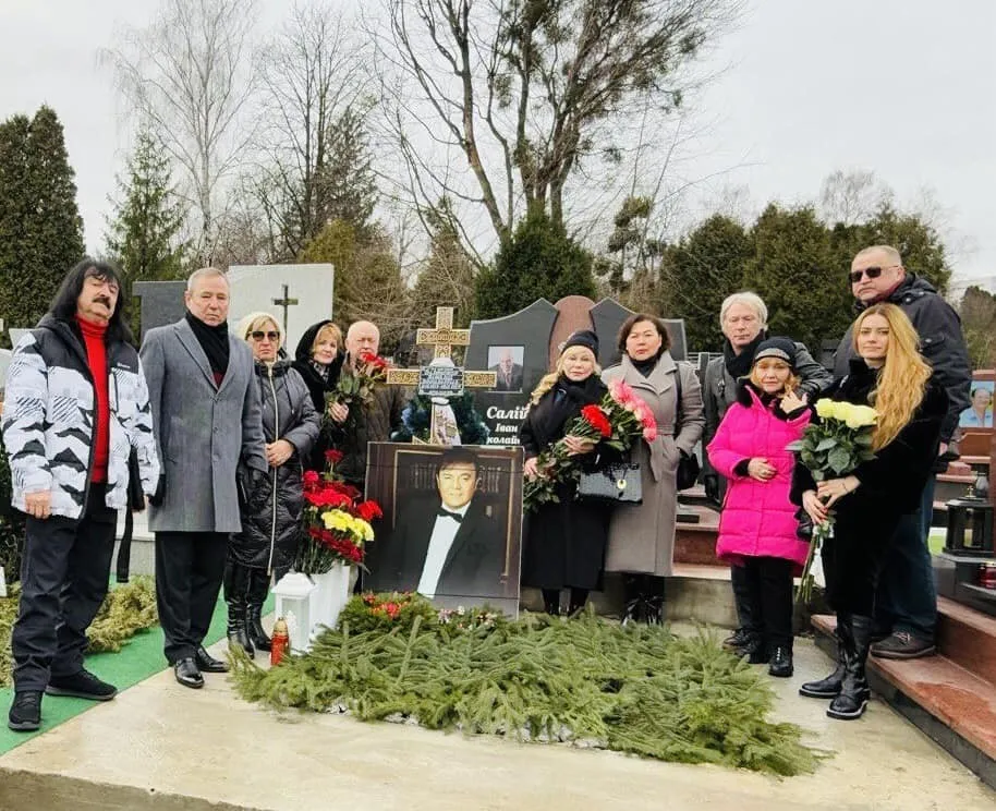 В елочных веточках, но без памятника: жена Виталия Белоножко показала его могилу. Фото, видео