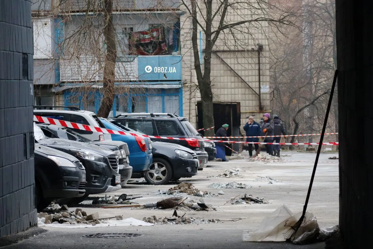 Вибиті вікна та пошкоджений технічний поверх: наслідки падіння уламків дрону на багатоповерхівку в Києві. Фото та відео