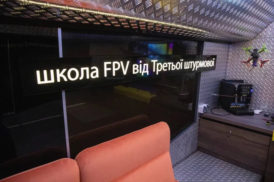 Может работать где угодно: Кличко передал защитникам Украины мобильную школу для обучения управлению FPV-дронами. Фото