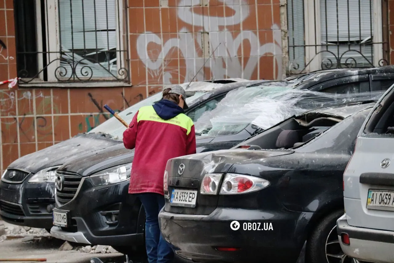 Вибиті вікна та пошкоджений технічний поверх: наслідки падіння уламків дрону на багатоповерхівку в Києві. Фото та відео