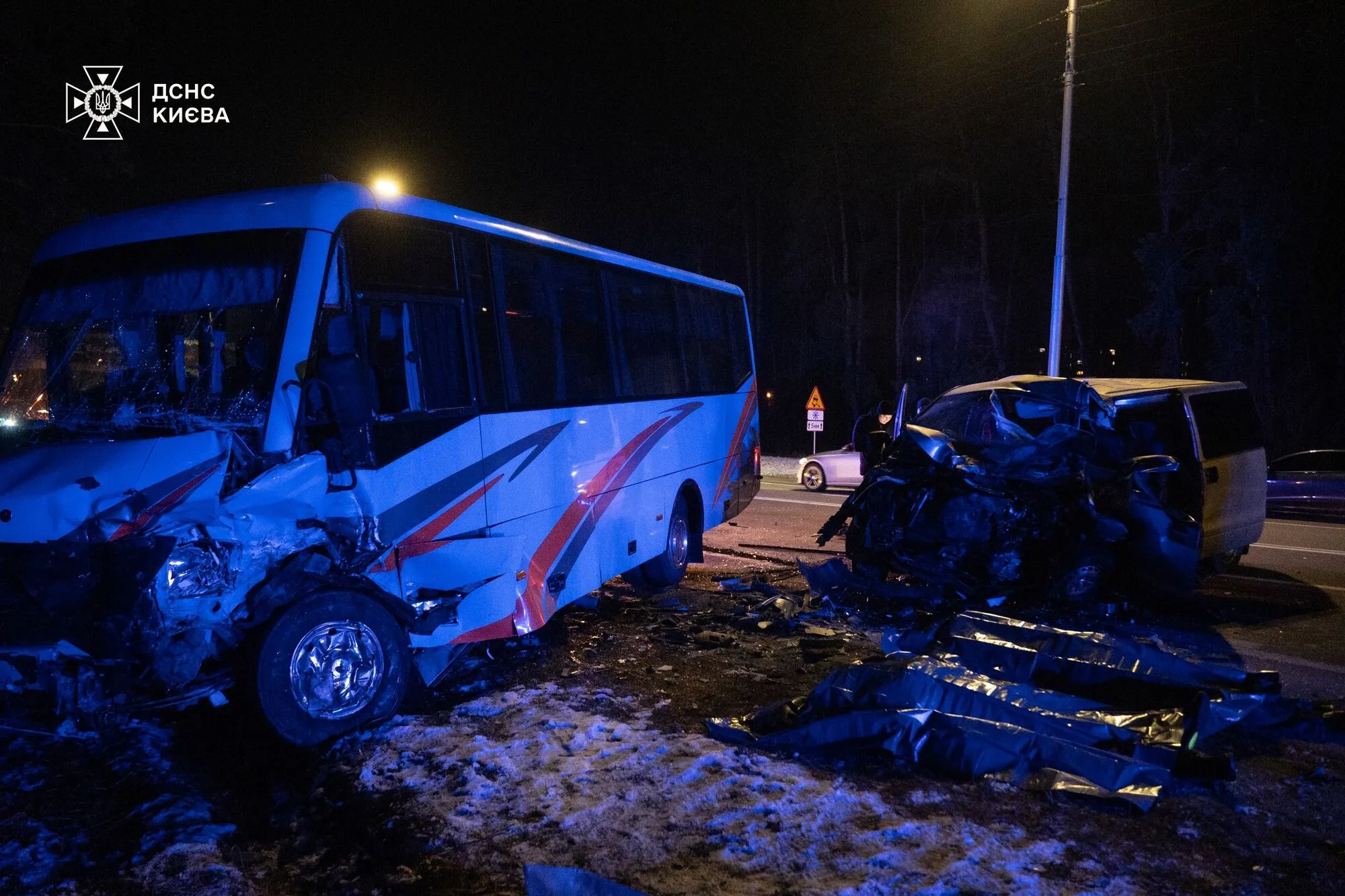 У Києві зіткнулися автобус і мінівен: є жертви, постраждали діти. Фото exikziqztihxzrz