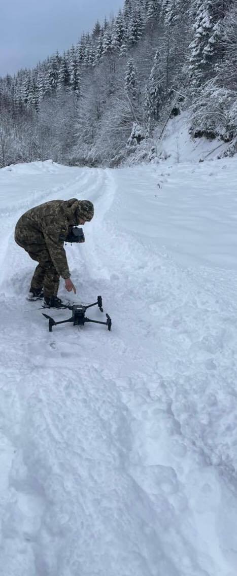У Карпатах врятували "туристів" з Київщини та Донеччини, які сім днів горами йшли до Румунії. Фото та відео