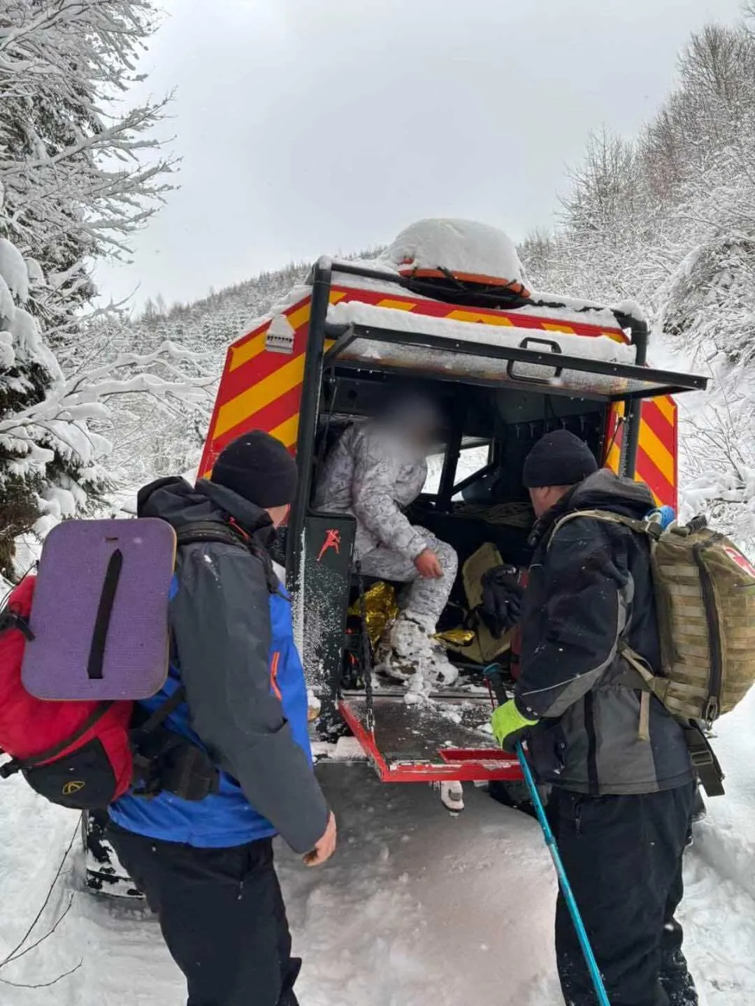 In the Carpathians, they rescued "tourists" from Kyiv region and Donetsk region, who were walking through the mountains for 7 days to Romania. Photo and video