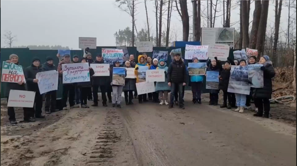 Под Киевом началось строительство кладбища для военных на месте болот: местные жители судятся с Кабмином и протестуют