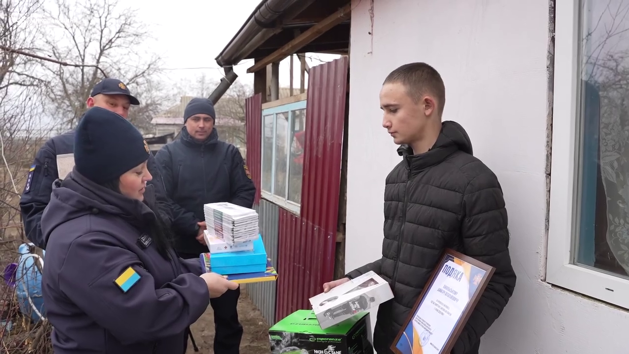 Вслепую вынес на руках: в Николаевской области 16-летний парень спас младшего брата на пожаре. Видео