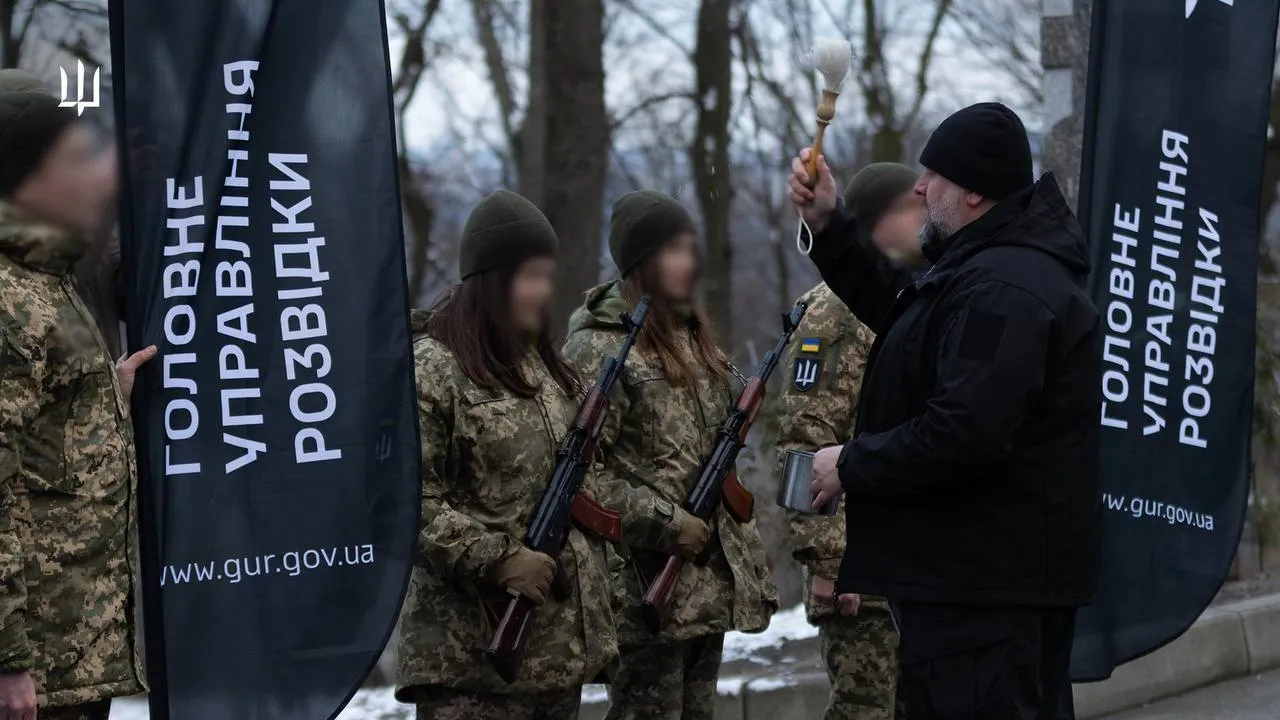 Пошана до Героїв та зв’язок поколінь: новобранці ГУР склали присягу біля Аскольдової могили. Фото 