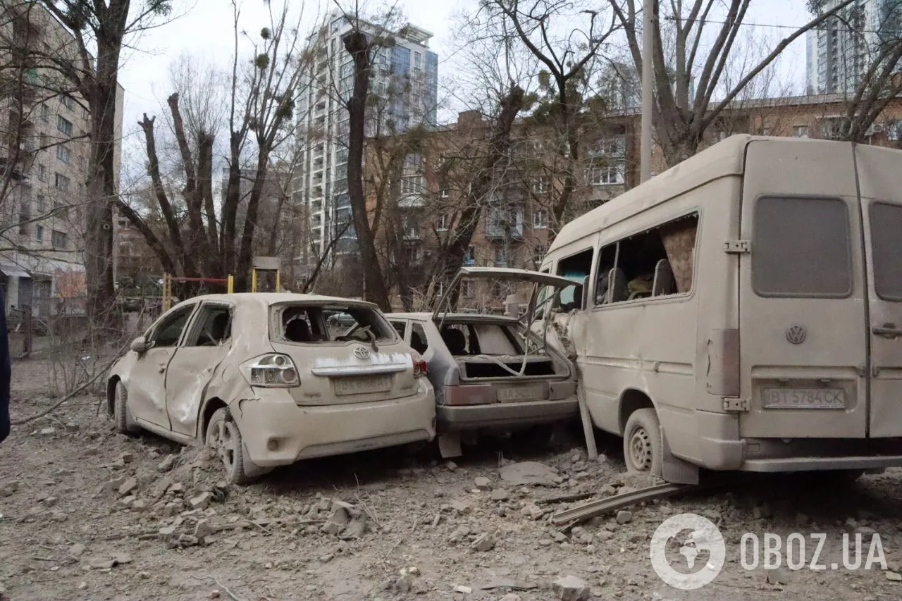 В Киеве начали убирать с улиц авто, которые были уничтожены в результате российских обстрелов. Видео