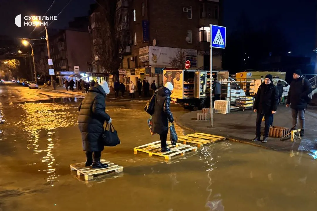 Quân Nga tấn công Kiev bằng đạn đạo: có thương vong, ga tàu điện ngầm và đường ống dẫn nước bị hư hỏng. Tất cả chi tiết