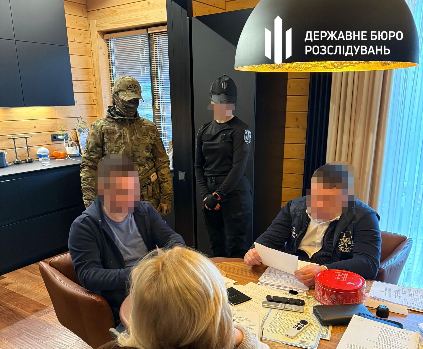 ГБР сообщило о подозрении в газовом деле Януковичу и Азарову, а также действующему киевскому судье. Фото и видео