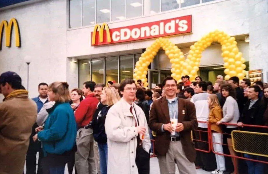 Перший в Україні: у Києві російська ракета пошкодила легендарний McDonald's на Лук'янівці. Архівні фото