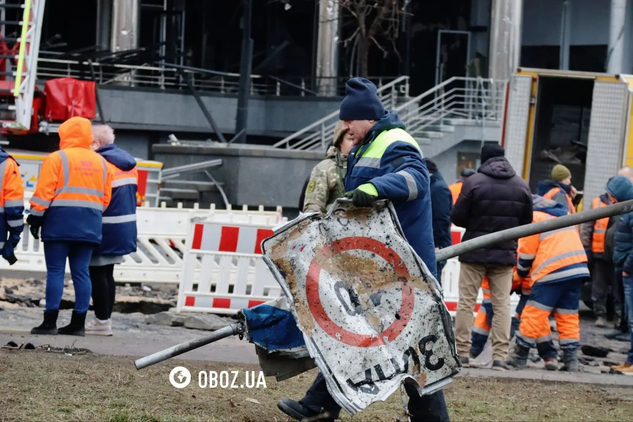 Розбиті фасади і вікна, згорілі авто і величезна вирва: фоторепортаж з місця атаки окупантів по Києву
