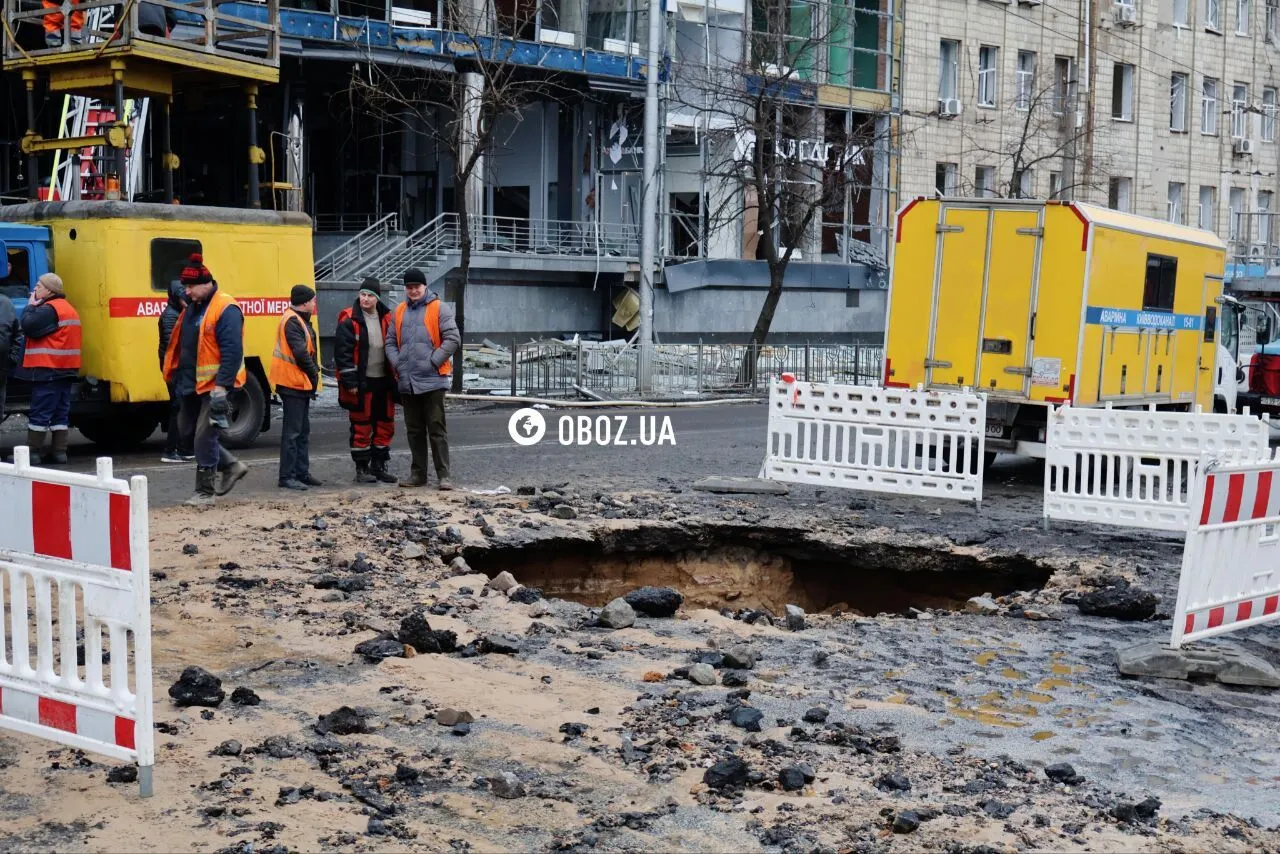 Розбиті фасади і вікна, згорілі авто і величезна вирва: фоторепортаж з місця атаки окупантів по Києву
