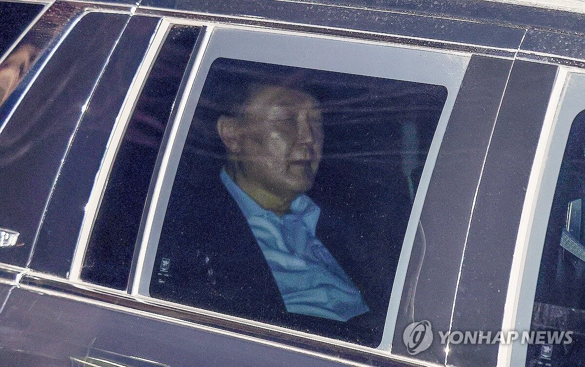 В Южной Корее суд выдал ордер на арест отвлеченного президента страны: на улицах начались протесты. Фото и видео