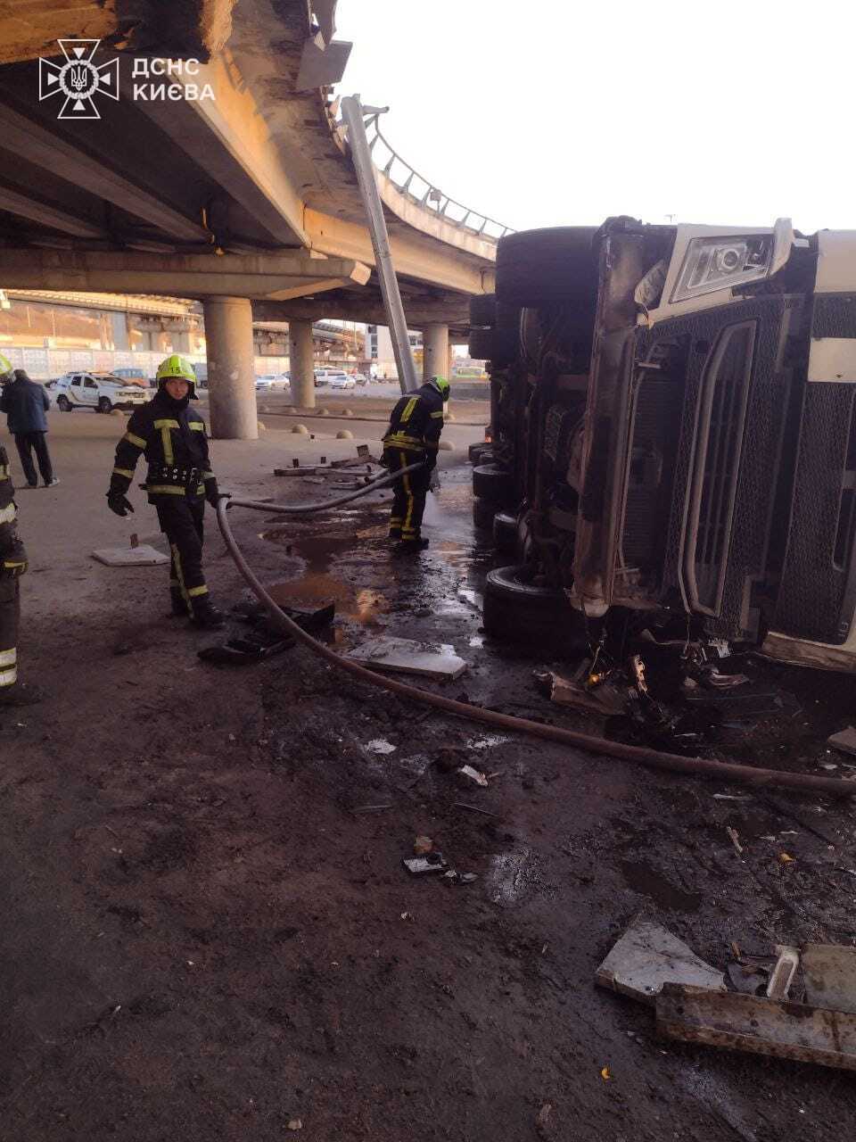 У Києві на Видубичах з моста впала вантажівка. Подробиці та фото