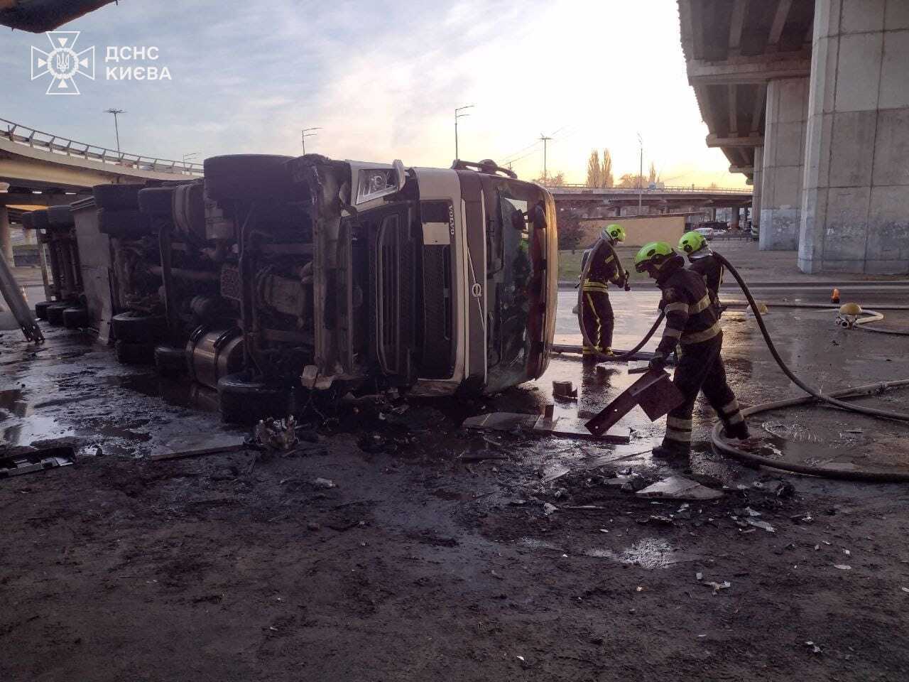 У Києві на Видубичах з моста впала вантажівка. Подробиці та фото