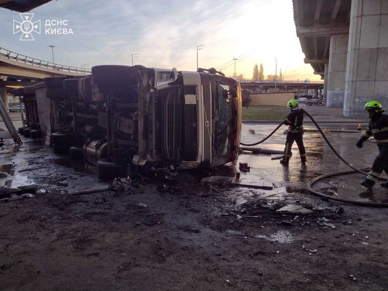 У Києві на Видубичах з моста впала вантажівка. Подробиці та фото