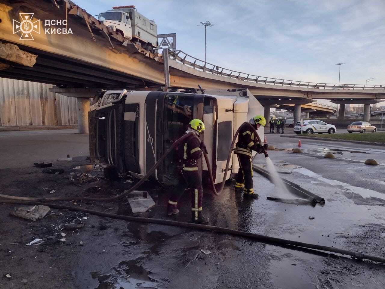 У Києві на Видубичах з моста впала вантажівка. Подробиці та фото