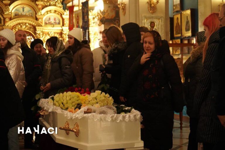 Пришли сотни людей: в Кривом Роге простились с членами семьи, которых убила РФ ракетным ударом. Фото