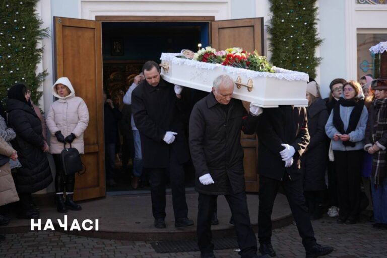 Пришли сотни людей: в Кривом Роге простились с членами семьи, которых убила РФ ракетным ударом. Фото