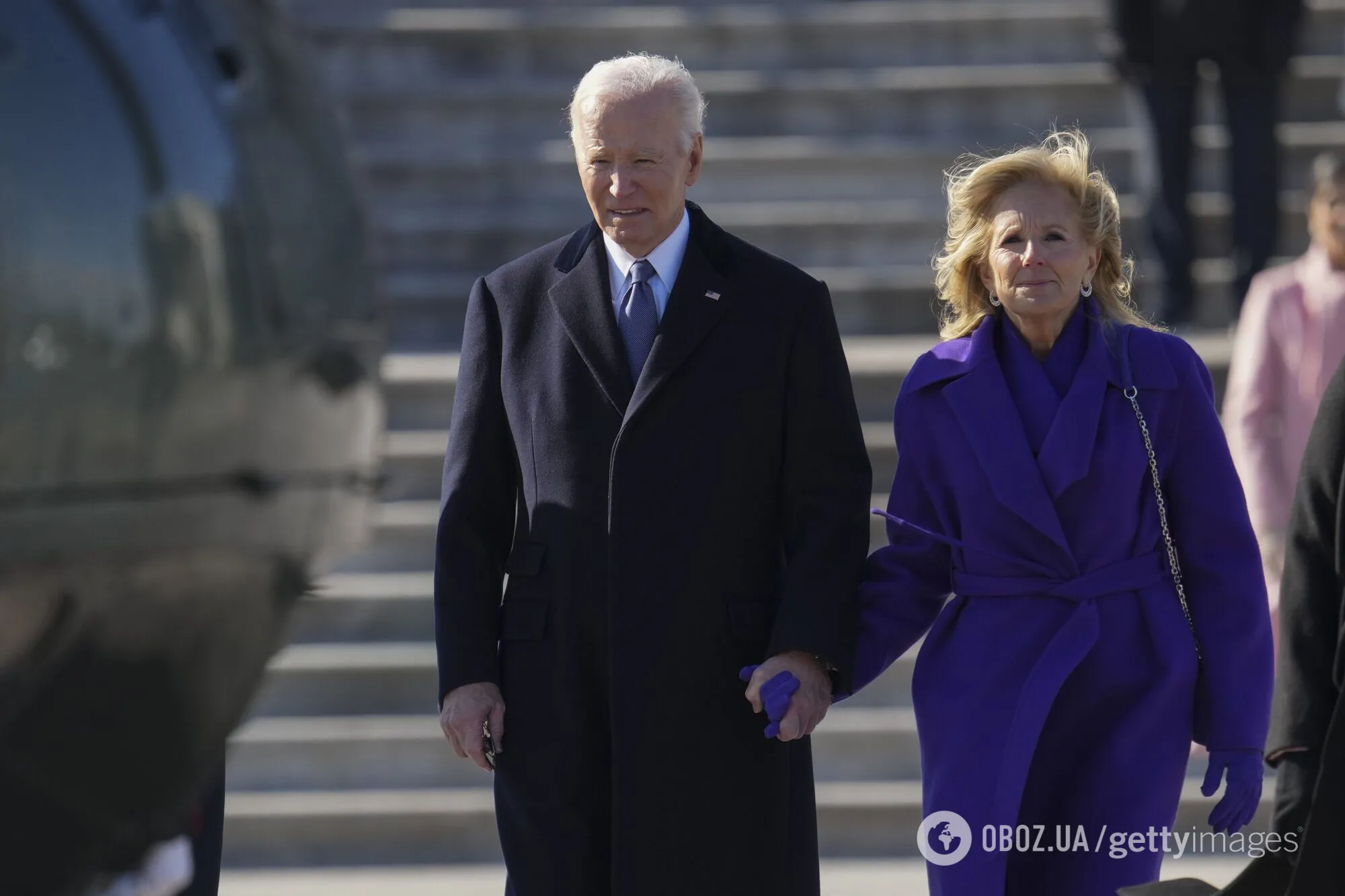 Подружжя Байденів прийшли на інавгурацію Трампа у фіолетовому: що це означає в американській політиці. Фото
