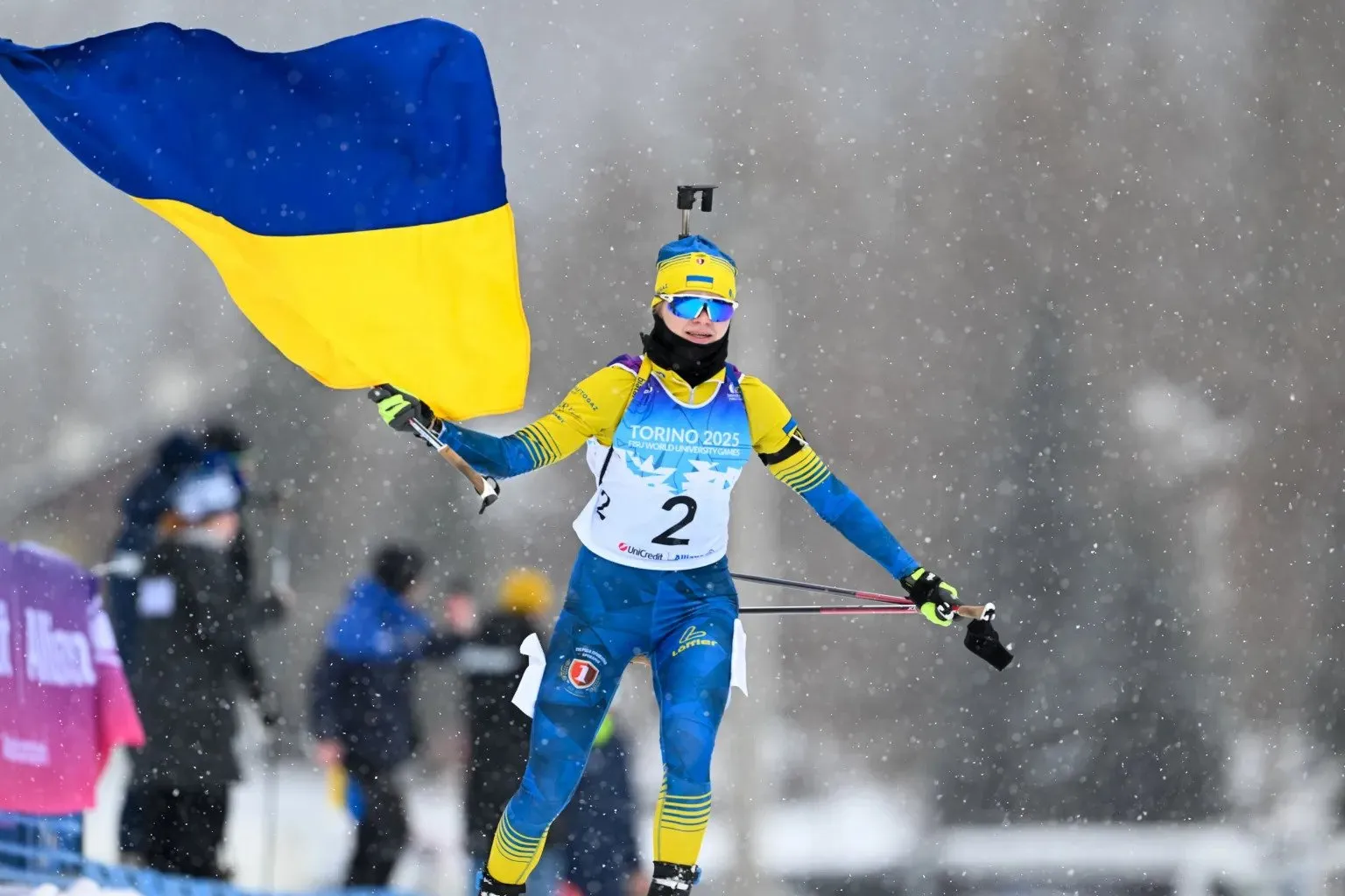 Фініш із синьо-жовтим прапором! Україна зробила золотий дубль у біатлоні на Універсіаді-2025. Відео