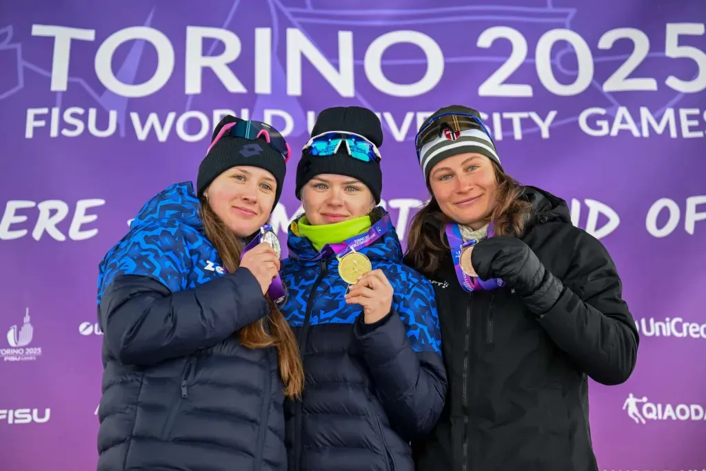 Фініш із синьо-жовтим прапором! Україна зробила золотий дубль у біатлоні на Універсіаді-2025. Відео