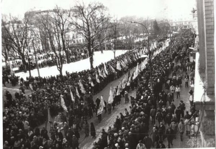 У мережі показали "живий ланцюг" у 1990 році у Львові: архівні фото 