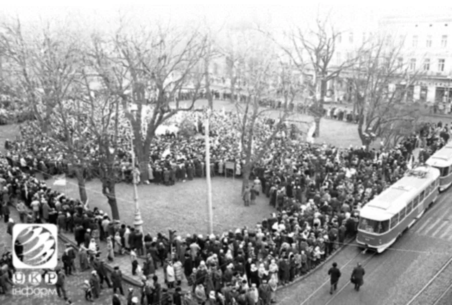 У мережі показали "живий ланцюг" у 1990 році у Львові: архівні фото 