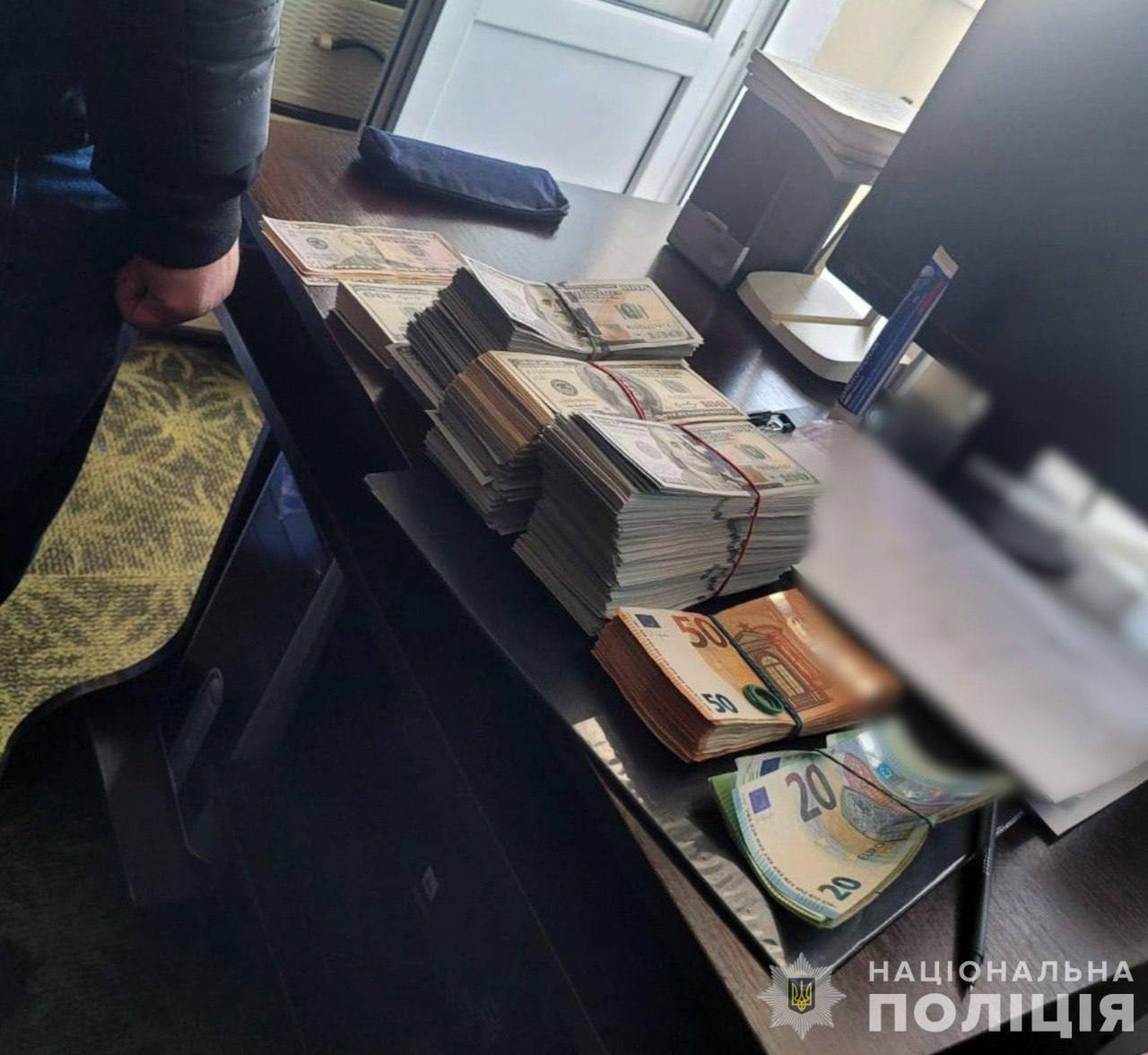 Торгували фіктивними меддовідками і переправляли через кордон: в Україні затримали ще 19 організаторів "ухилянтських схем". Фото