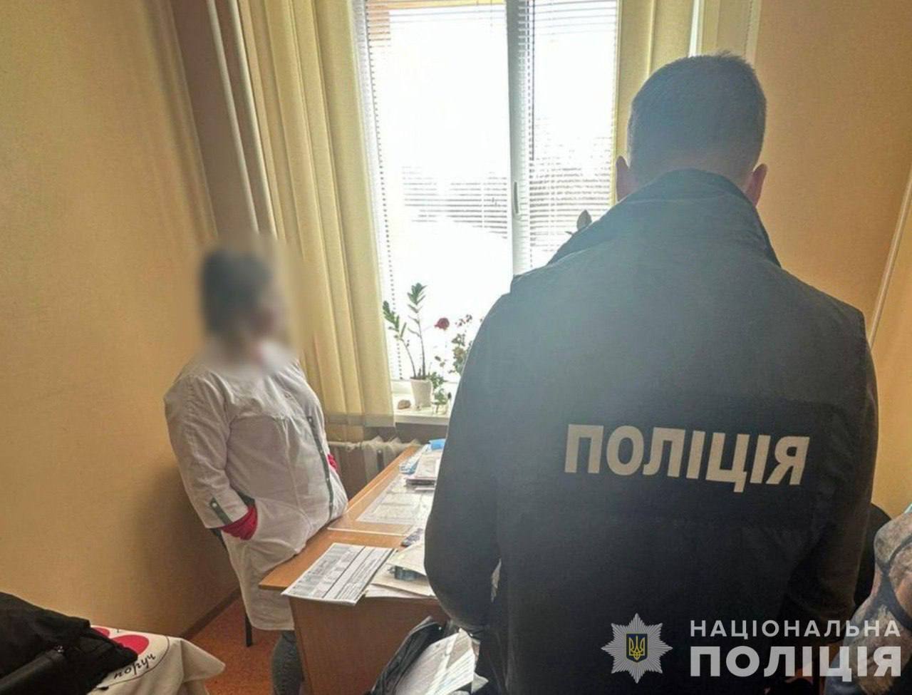 Торгували фіктивними меддовідками і переправляли через кордон: в Україні затримали ще 19 організаторів "ухилянтських схем". Фото