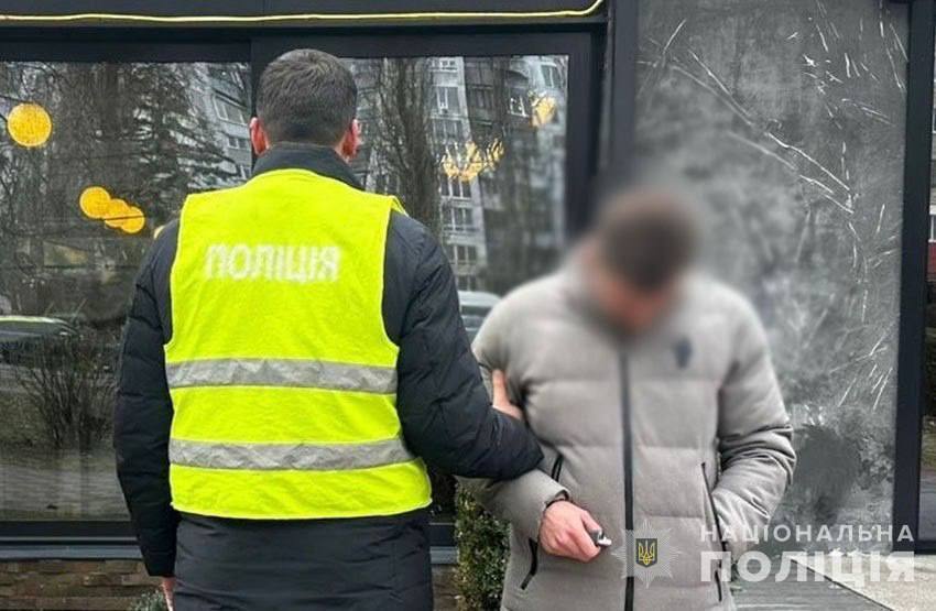 Торгували фіктивними меддовідками і переправляли через кордон: в Україні затримали ще 19 організаторів "ухилянтських схем". Фото