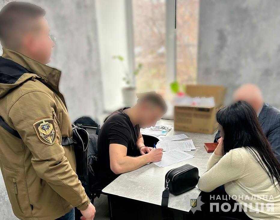 Торгували фіктивними меддовідками і переправляли через кордон: в Україні затримали ще 19 організаторів "ухилянтських схем". Фото