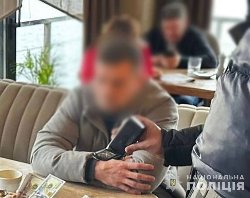 Торгували фіктивними меддовідками і переправляли через кордон: в Україні затримали ще 19 організаторів "ухилянтських схем". Фото