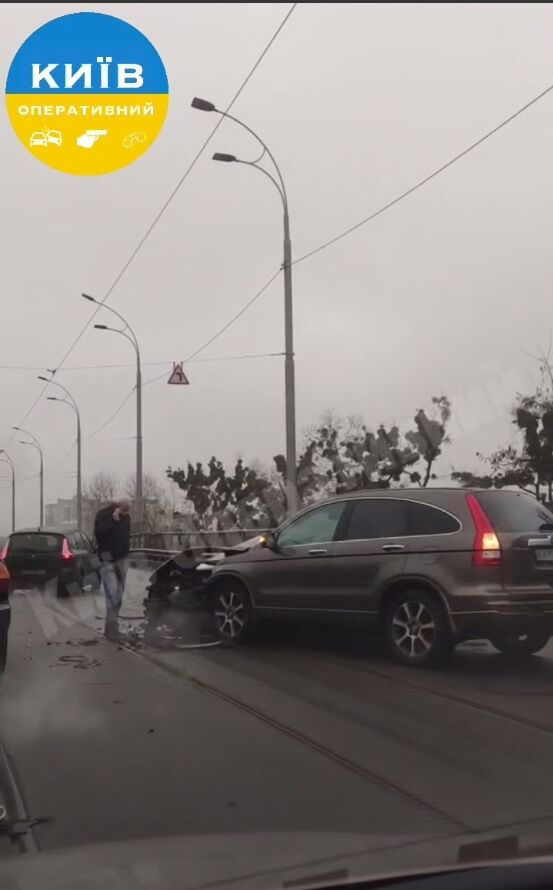 В Киеве из-за лобового ДТП заблокировано движение нескольких трамвайных маршрутов: возникла пробка Фото и видео