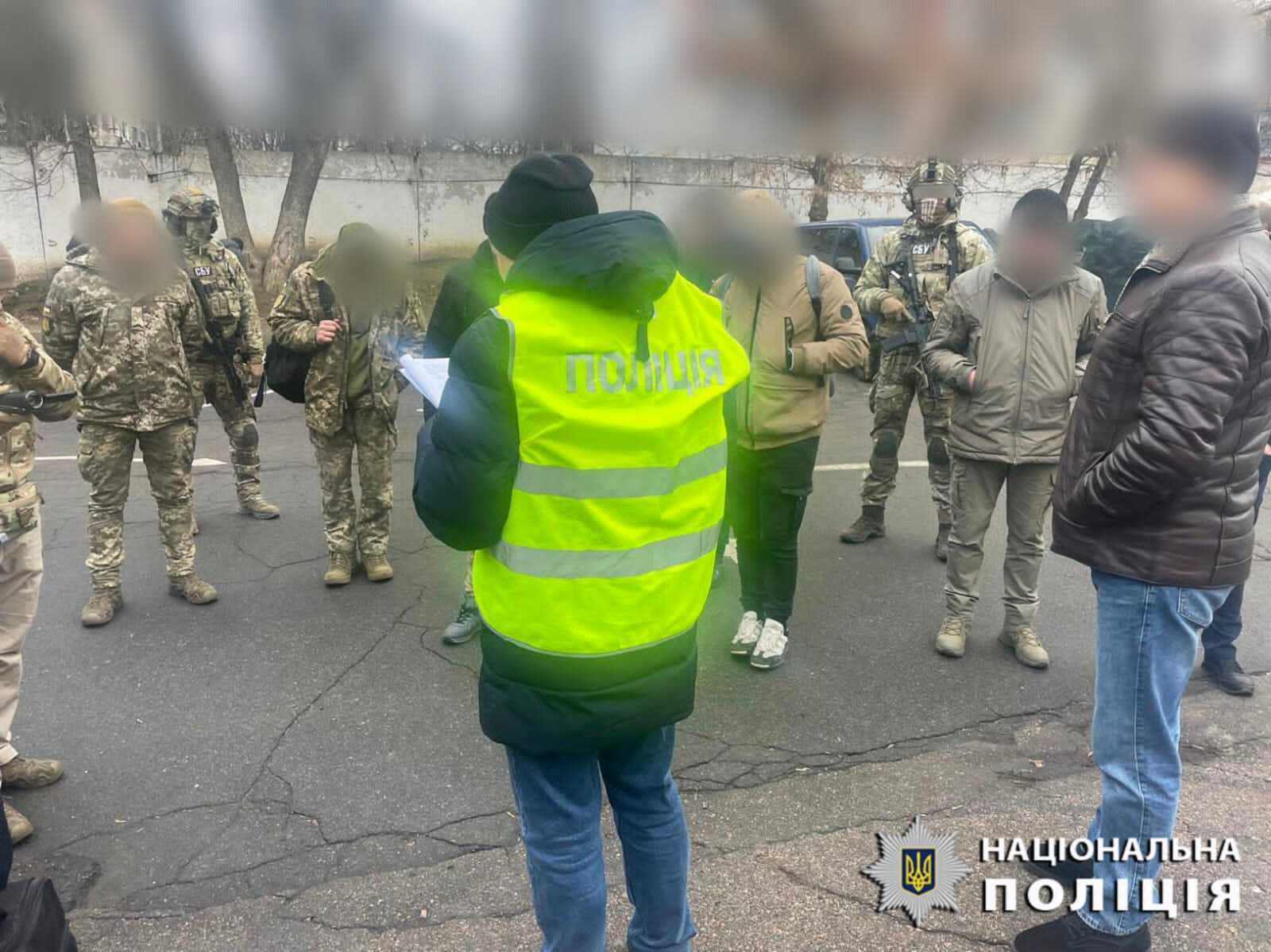 Вивозили бойові "трофеї" з фронту й продавали їх: на Київщині затримали військового та його спільників. Фото