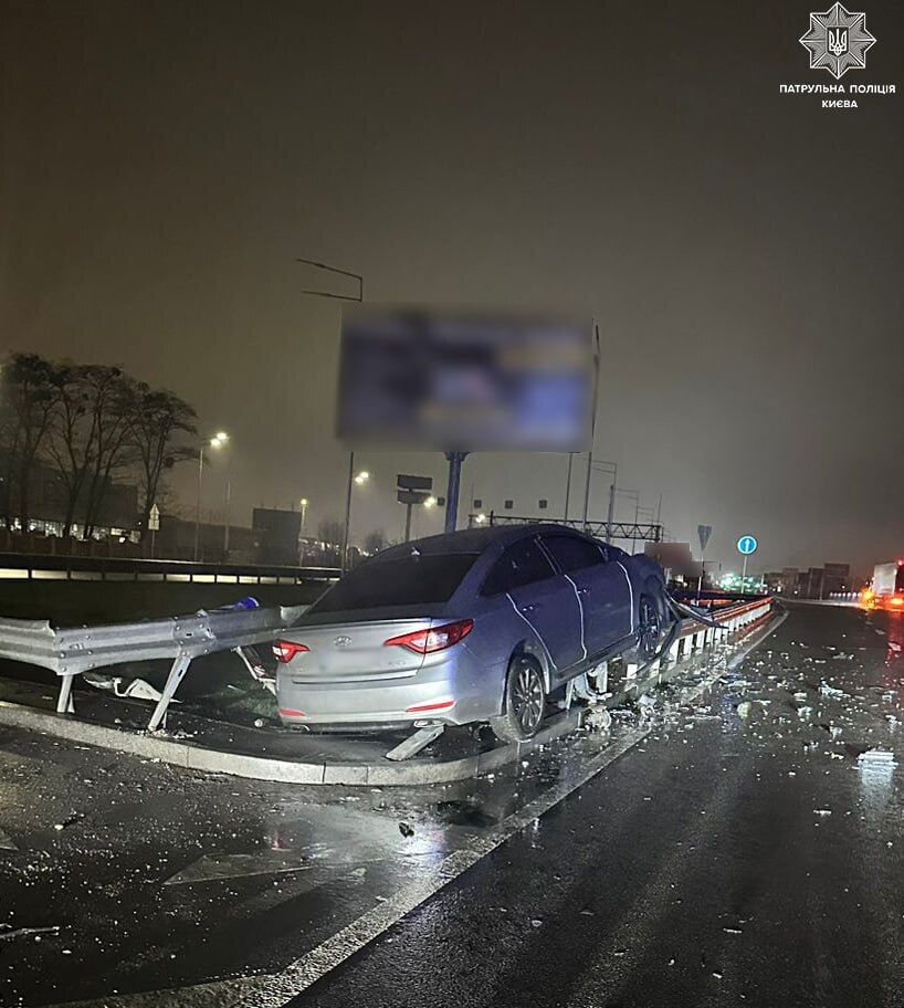 В Киеве пьяный водитель на скорости влетел в отбойник. Подробности ДТП и фото