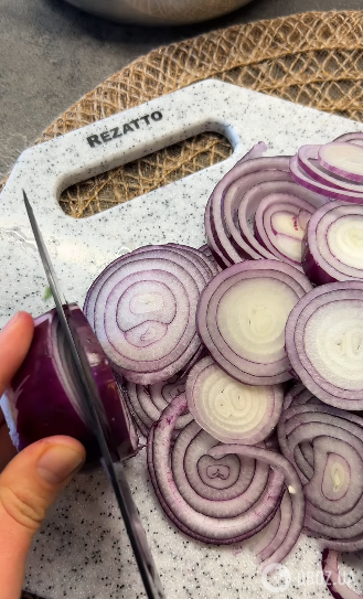 Маринованный лук на все случаи жизни: легкий рецепт вкусной закуски к шашлыку