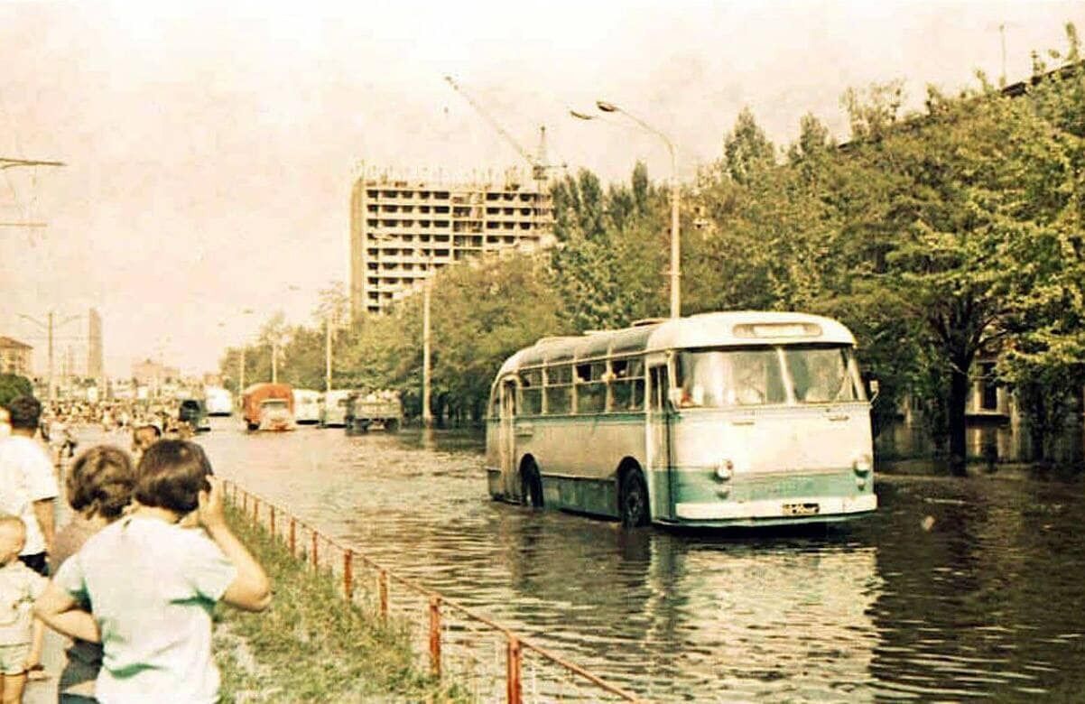 Річка замість дороги: наслідки зливи у Києві в 1971 році біля Дарницької площі. Унікальне фото