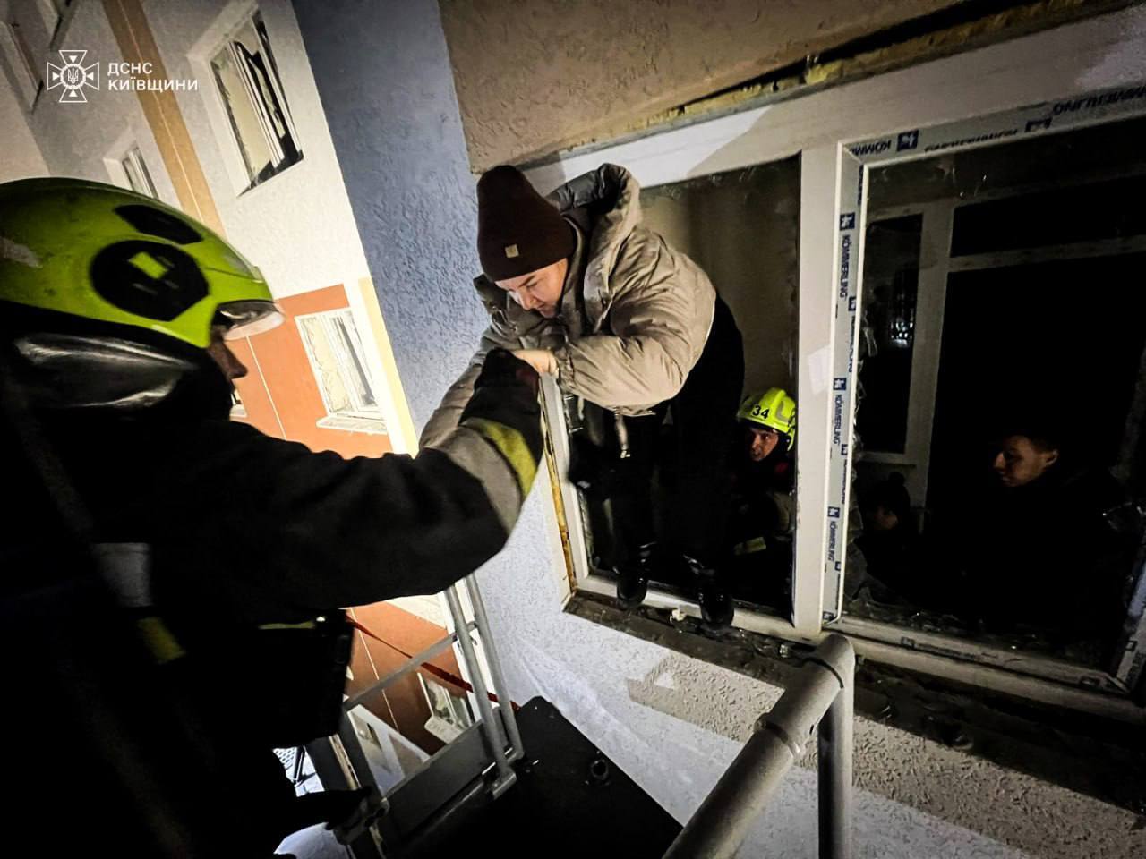 Разрушены стены в доме и эвакуация через окна: в ГСЧС показали новые кадры последствий атаки на Киевщину. Фото и видео