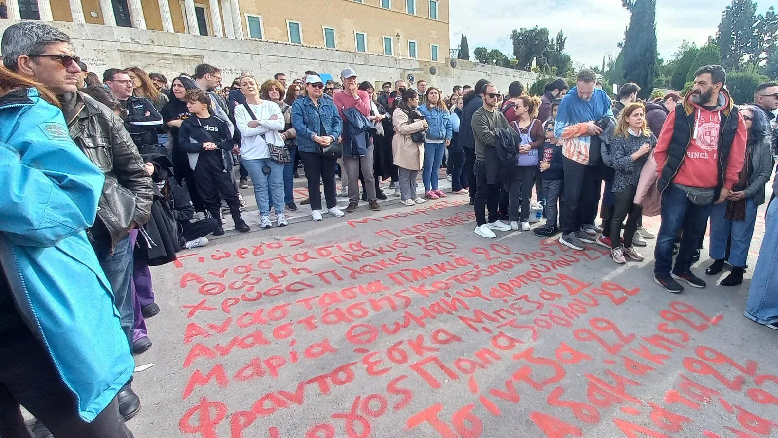 У Греції спалахнули масштабні протести: люди вимагають покарати винних у кривавій аварії на залізниці. Фото